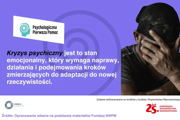 Mężczyzna zakrywa twarz, symbolizując kryzys psychiczny. Objawy PTSD mogą być przytłaczające, ale pomoc jest dostępna.