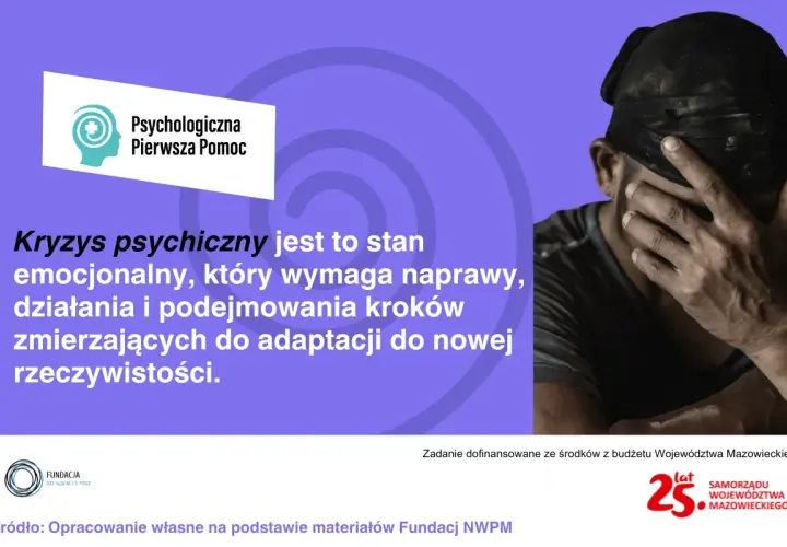 Mężczyzna zakrywa twarz, symbolizując kryzys psychiczny. Objawy PTSD mogą być przytłaczające, ale pomoc jest dostępna.