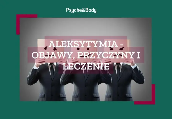 Trzech mężczyzn w garniturach trzyma kartony z narysowanymi smutnymi buźkami, symbolizujące aleksytymię.