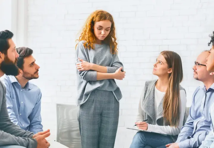 Terapia uzależnień stacjonarna vs ambulatoryjna: którą formę wybrać?