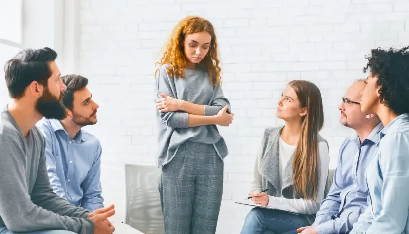 Terapia uzależnień stacjonarna vs ambulatoryjna: którą formę wybrać?
