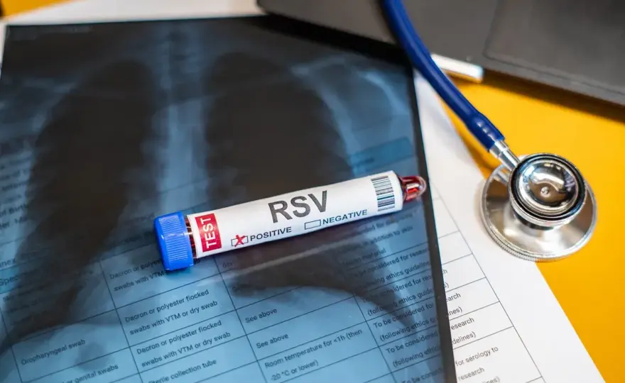 RSV - czy to tylko przeziębienie? Objawy, leczenie, szczepienia