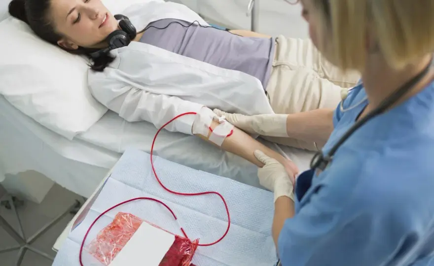 Skutki uboczne transfuzji krwi – jakie ryzyka mogą Cię zaskoczyć?