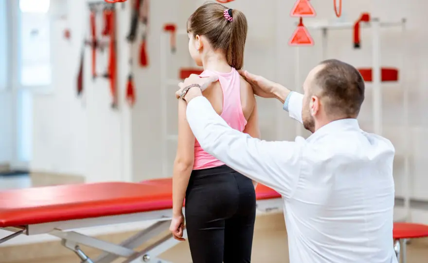 Obozy rehabilitacyjne dla dzieci z wadami postawy: Korzyści i program