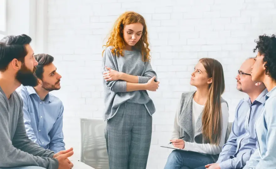 Terapia uzależnień stacjonarna vs ambulatoryjna: którą formę wybrać?